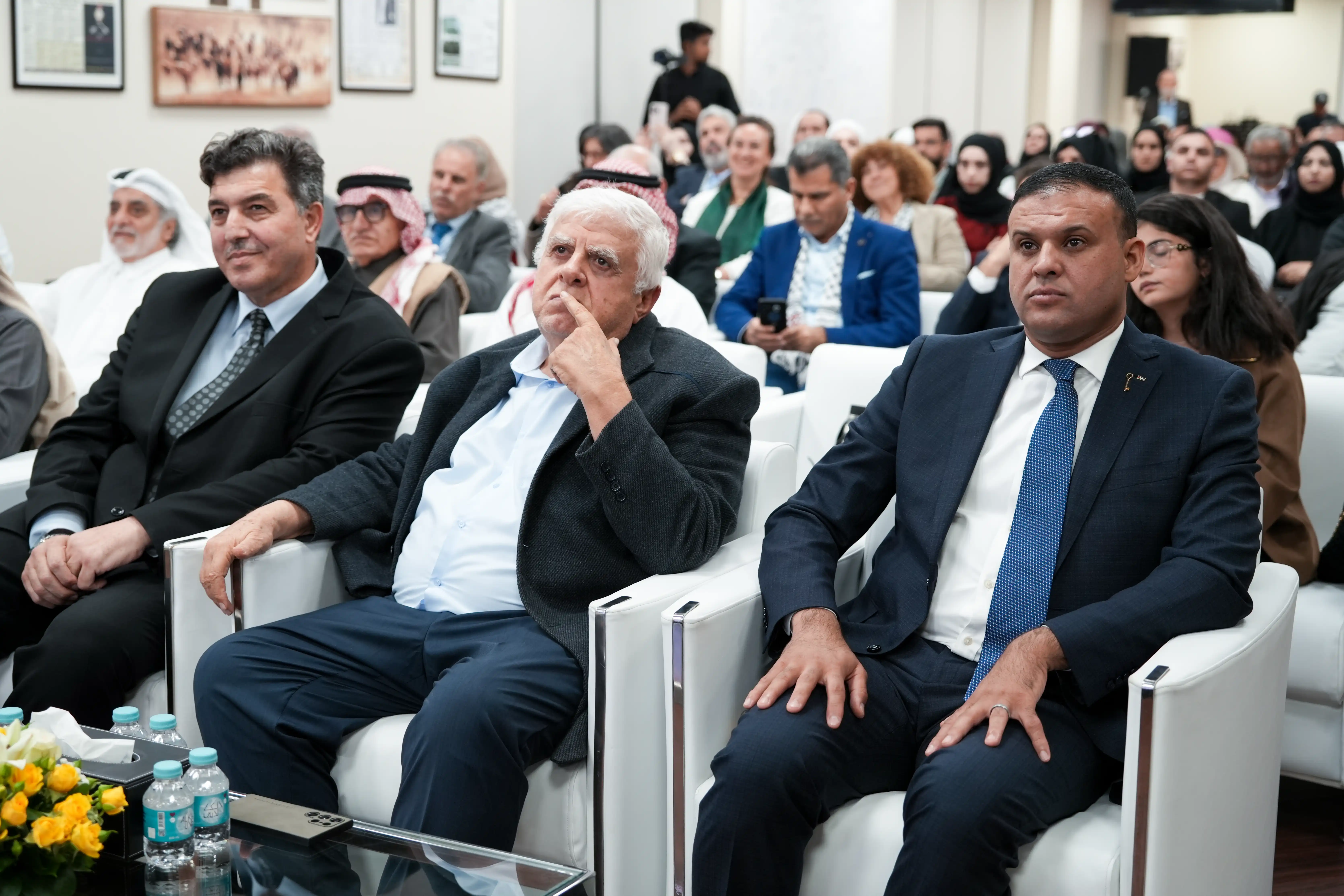 ضيوف  تدشين موسوعة المخيمات الفلسطينية